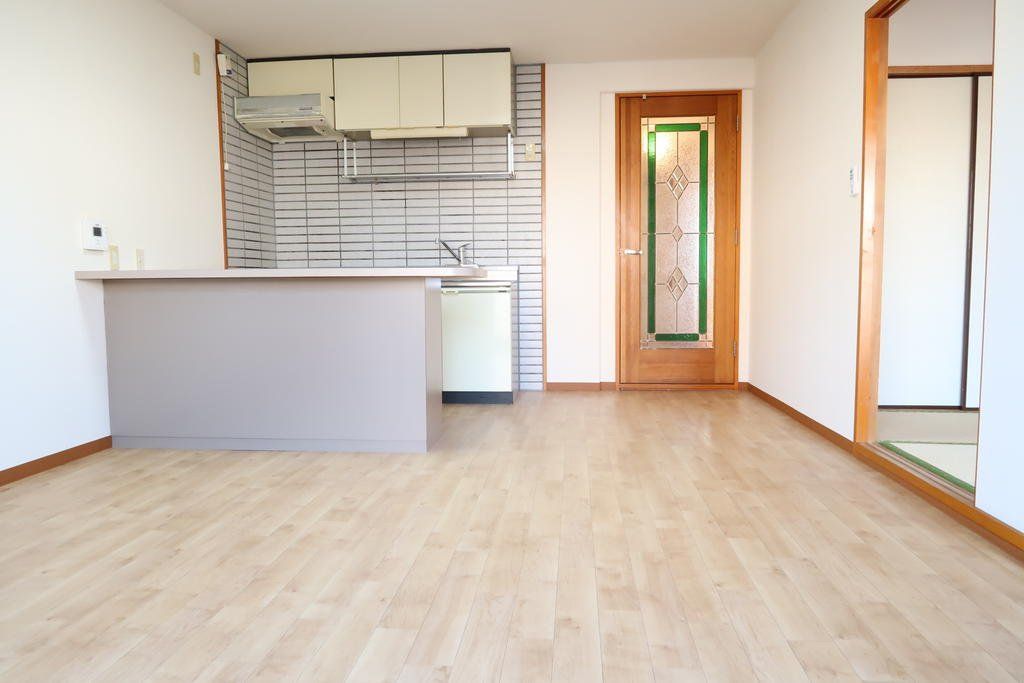 居室・リビング　床も張り替え済みでキレイです