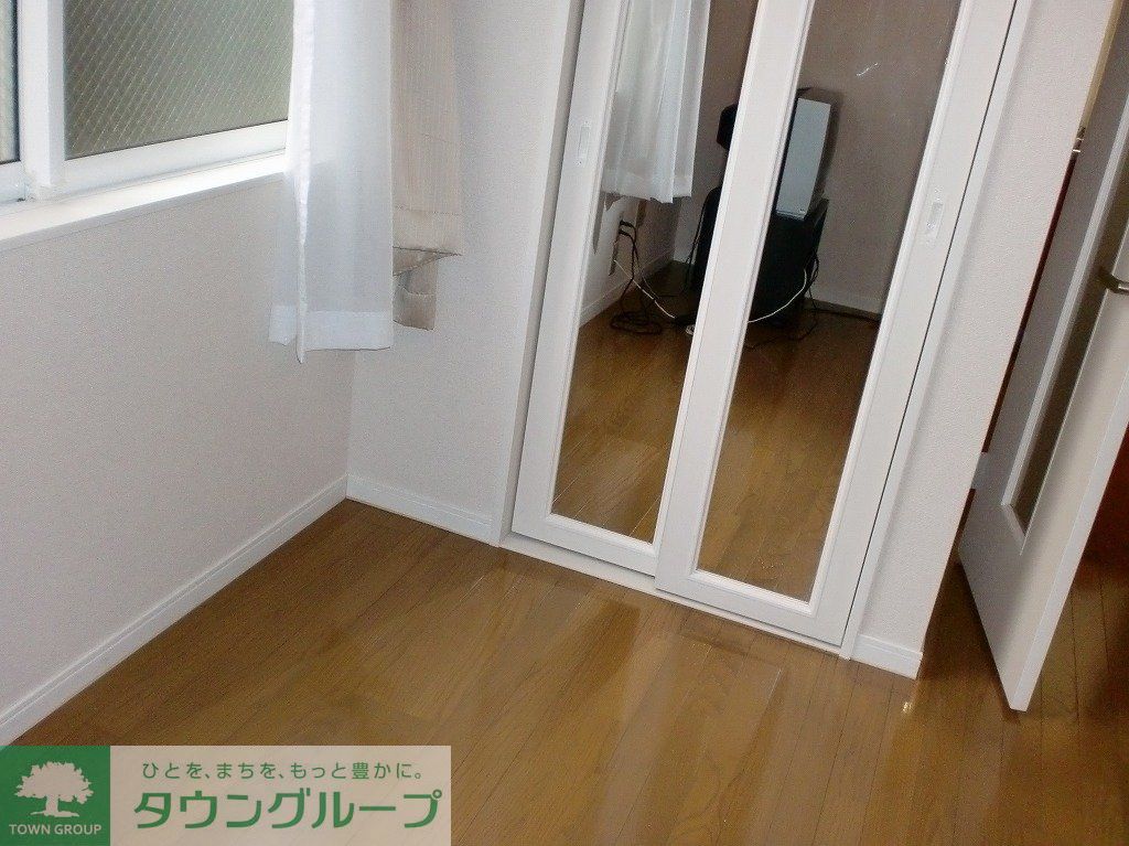 居室・リビング　【床材】1Fフローリング　2Ｆ以上は絨毯です。