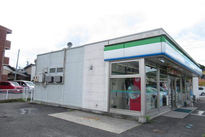 コンビニ　ファミリーマート（コンビニ）まで850m