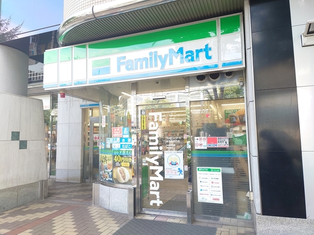 コンビニ　ファミリーマート赤羽駅西口店（コンビニ）まで215m