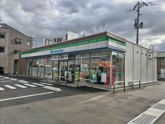 コンビニ　ファミリーマート小鶴新田店（コンビニ）まで50m