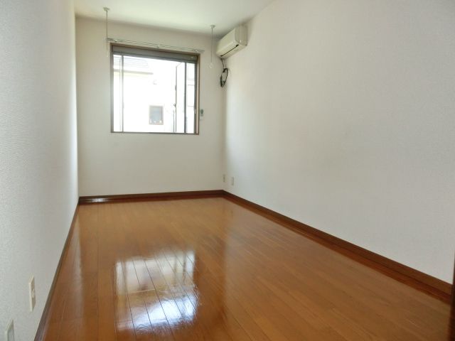 居室・リビング　明るい洋室5.7帖の居住スペース。 （※参考写真）