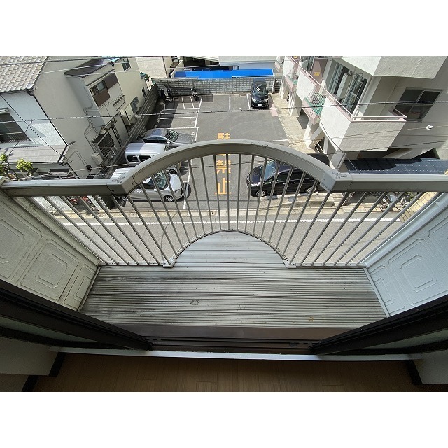 バルコニー　暖かな日差しのふりそそぐバルコニー