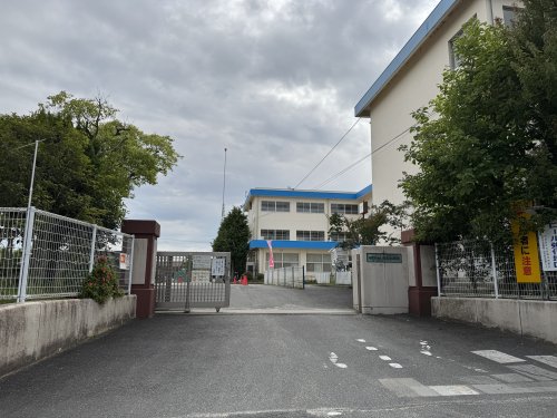 小学校　四日市市立羽津小学校（小学校）まで225m