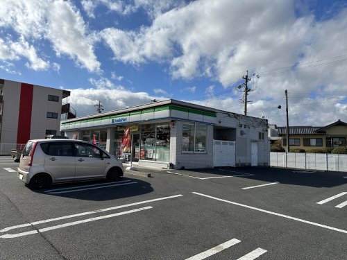 コンビニ　ファミリーマート　四日市別名店（コンビニ）まで604m