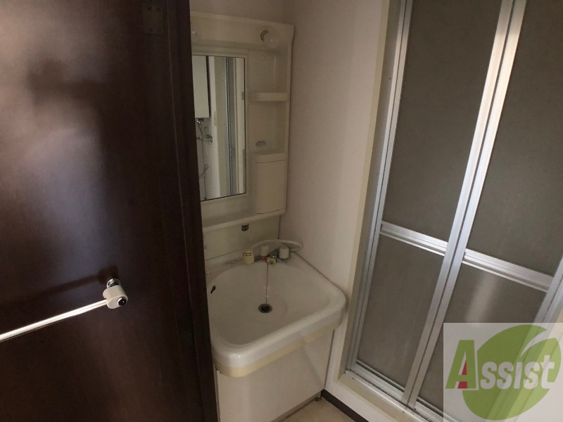 洗面設備　独立洗面台です。大きくてよいですね。シャンプーもできます。