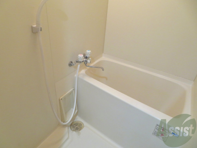 バス・シャワールーム　こちらはお風呂。一日の疲れをここで癒してください。