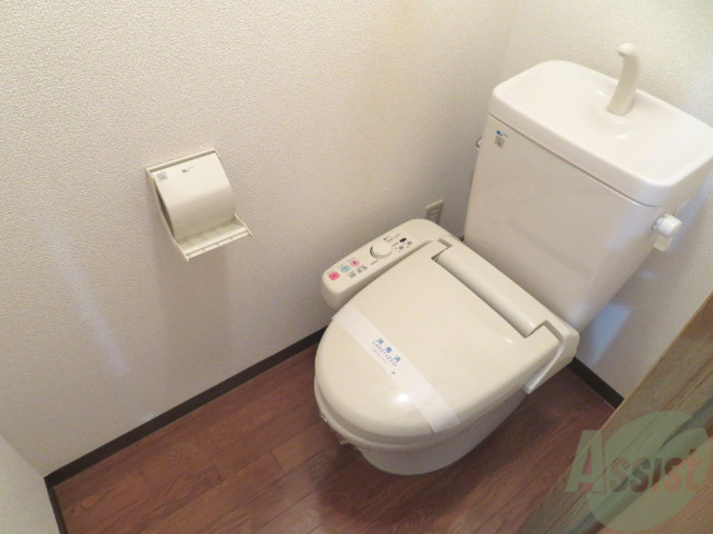 トイレ　ウォシュレット機能がついたトイレです。安心して使用できますね