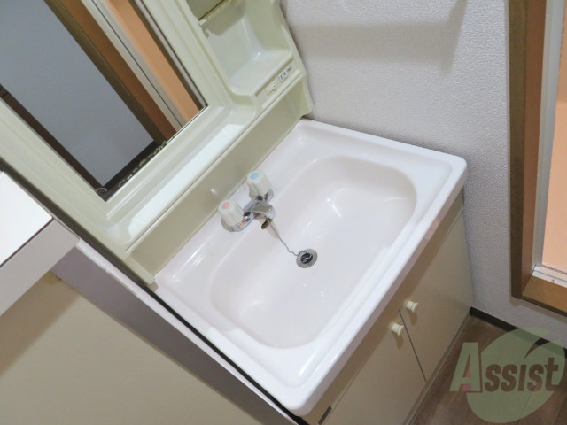 洗面設備　独立洗面台。朝の身支度はここでばっちり決めましょう。