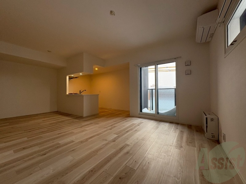 居室・リビング　リビングです。窓が大きくて明るいですね！