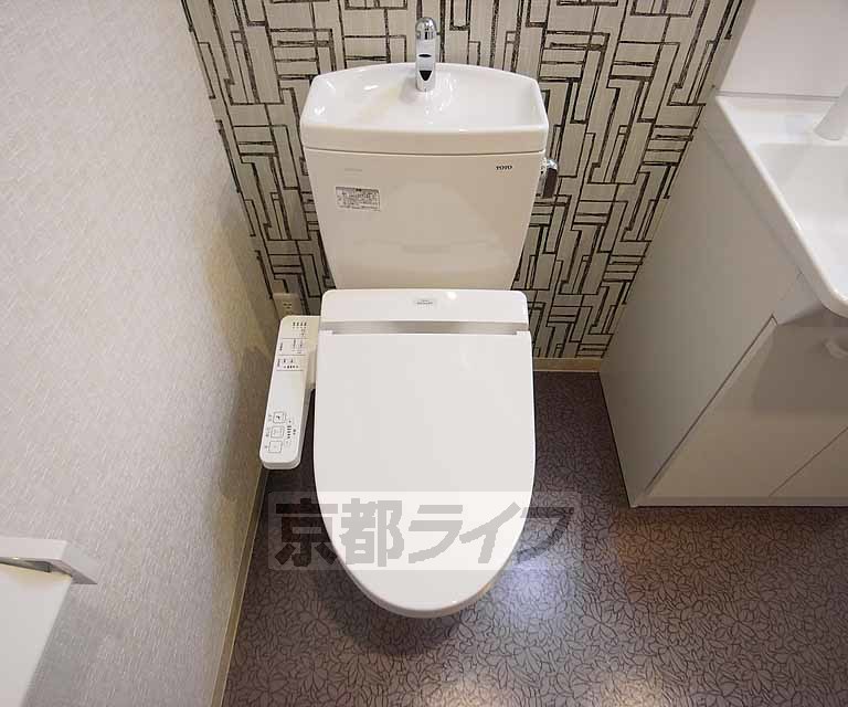 トイレ　ウォシュレット付き清潔なトイレ。