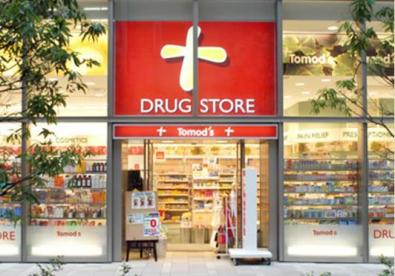 ドラックストア　トモズ六本木ヒルズ店（ドラッグストア）まで818m