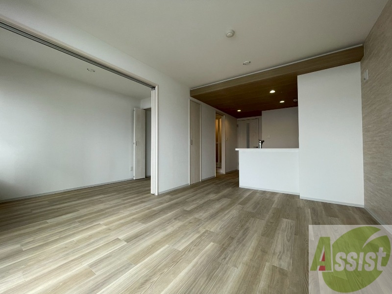 居室・リビング　木目のフローリングは落ち着きのある印象のお部屋になりますね。