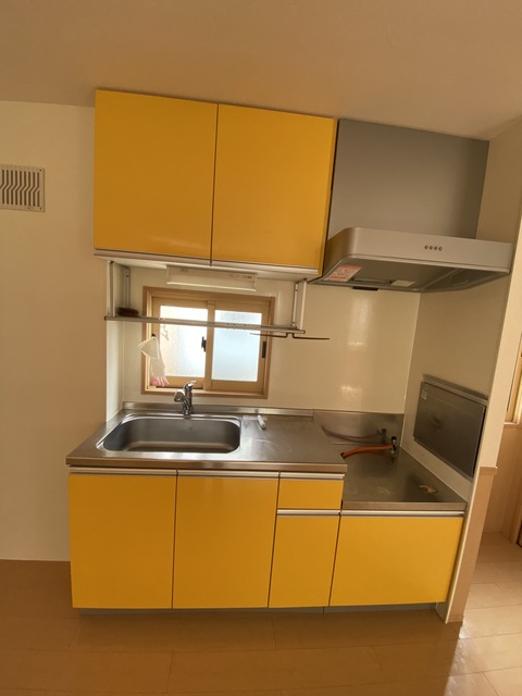 キッチン　黄色いパネルで元気がでますね