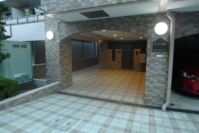 エントランス　★おしゃれなタイル貼りのエントランス★