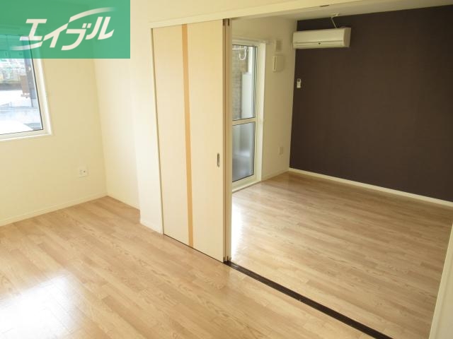 その他部屋・スペース　洋室からリビング