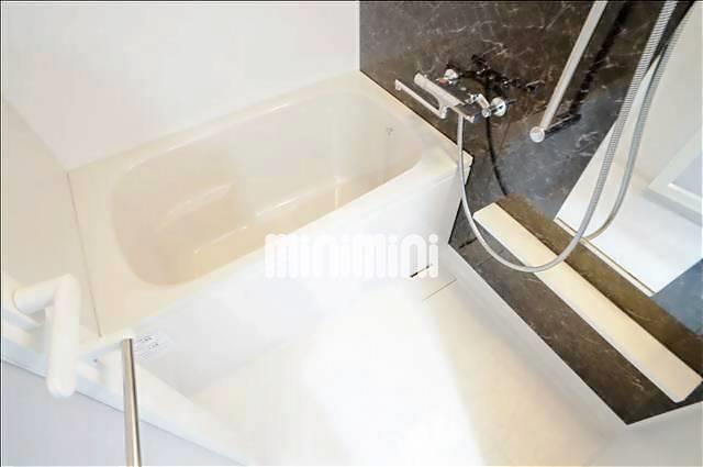 バス・シャワールーム　浴室乾燥付き。