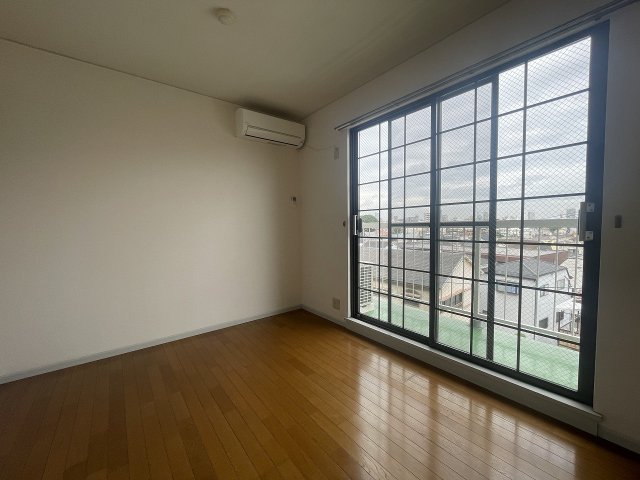 その他部屋・スペース　落ち着いた色調の寝室です