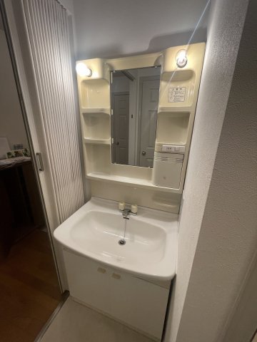 洗面設備　明るい洗面所です