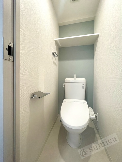 トイレ　人気アイテムの温水洗浄便座。清潔感のあるトイレです。