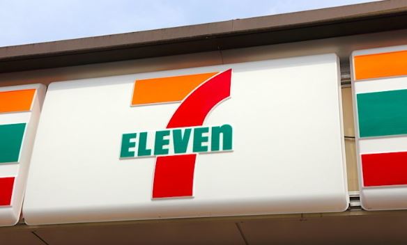 コンビニ　セブンイレブン 堺深井中町店（コンビニ）まで521m