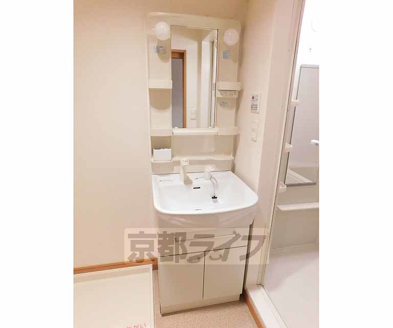 洗面設備　鏡つきの洗面台です