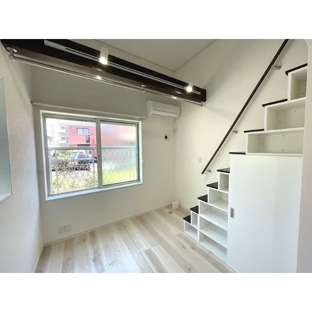 居室・リビング　天井の高い開放的な室内