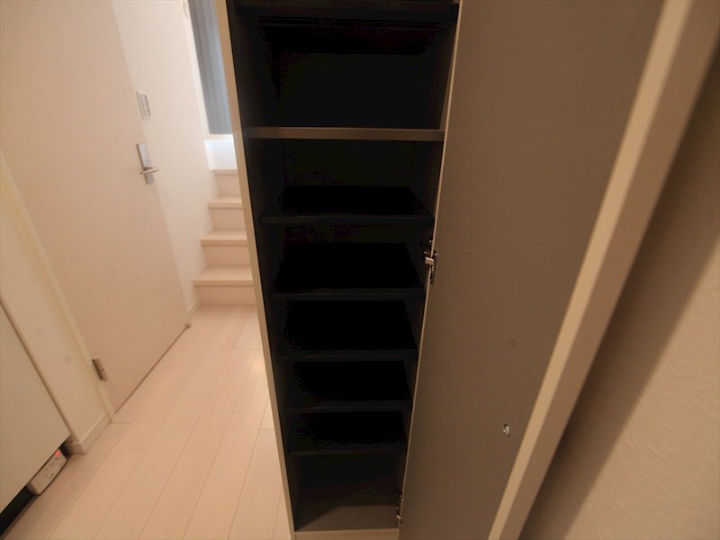 玄関　玄関　シューズボックス付（収納充実してます）