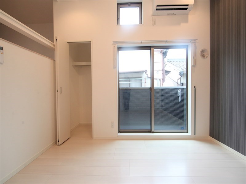 バルコニー　洋室6.5帖　エアコン付　バルコニーに面しています