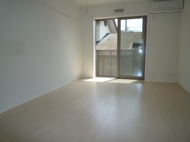 居室・リビング　奥行ワイドな洋室8．1帖　バルコニー側より