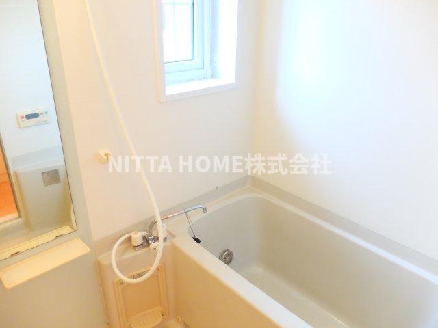 バス・シャワールーム　お風呂には便利な窓が付いています☆