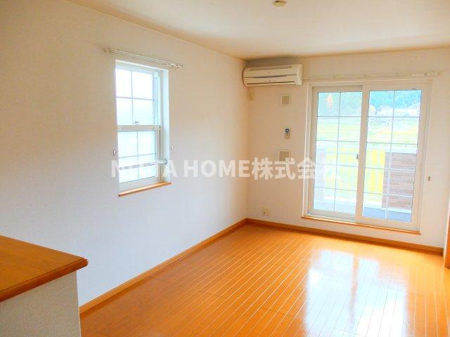 居室・リビング　綺麗な室内！全室フローリングのお部屋です＊