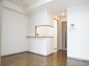 居室・リビング　◆夏も安心エアコン付き！◆ネット無料・灯油暖房で経済的！