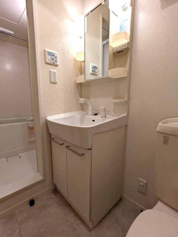 洗面設備　身支度に便利な独立洗面台。