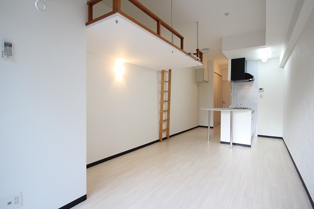 居室・リビング　同物件別号室のものです。