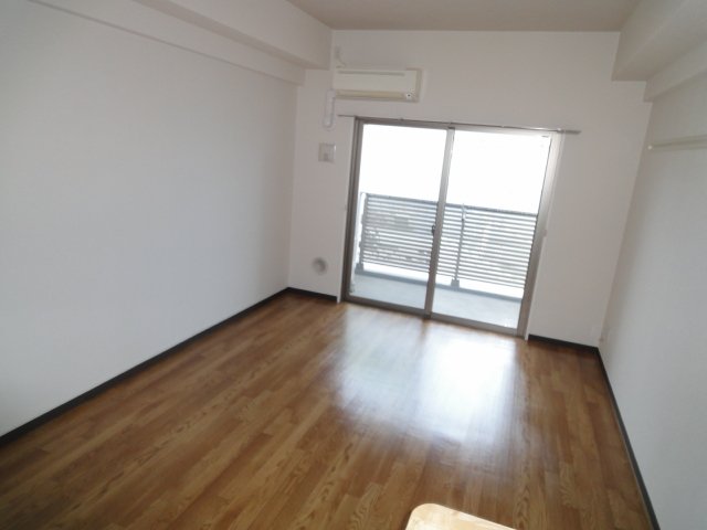 居室・リビング　同物件別室