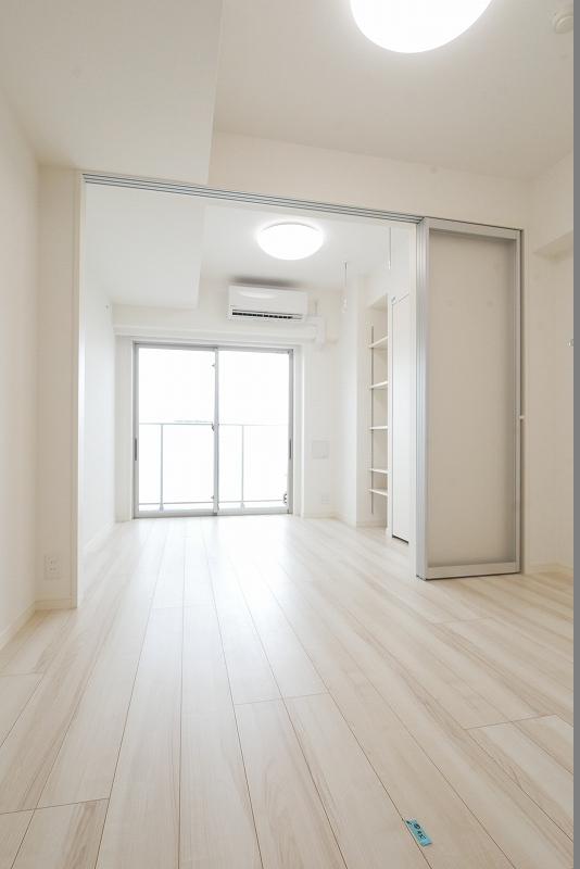 居室・リビング　落ち着いた色合いの床材を使用した居住空間です。