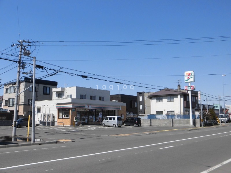 コンビニ　セブンイレブン札幌三角点通り店（コンビニ）まで714m