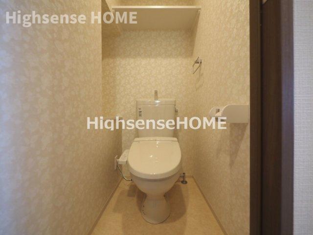 トイレ　落ち着いた色調のトイレです