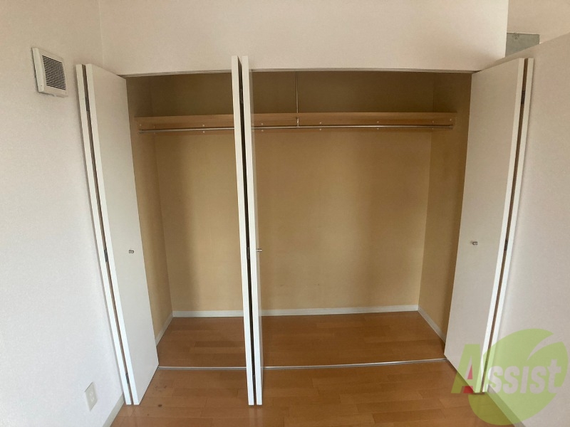 収納　こちらの収納にはハンガーをかけて服もしまえますね。