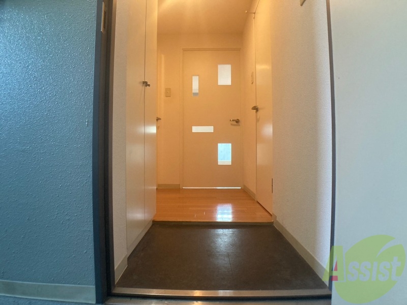 玄関　玄関です。すぐ広いリビングにつながっています。