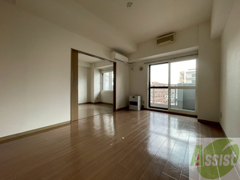 居室・リビング　リビングです。窓が大きくて明るいですね！