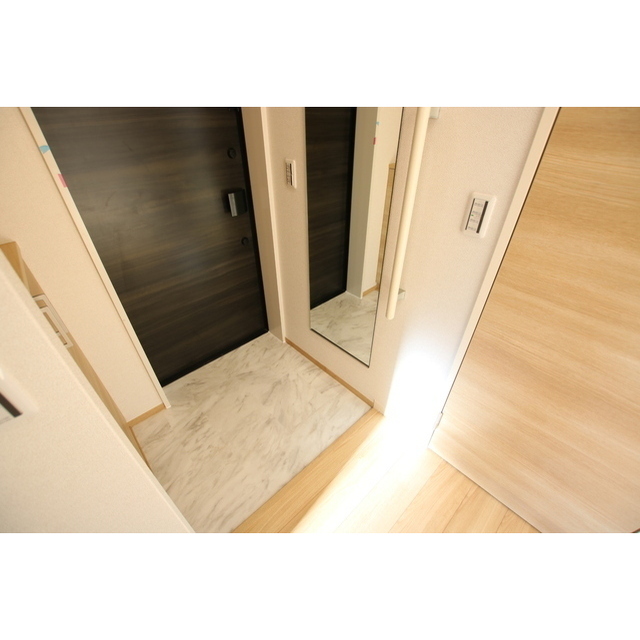 玄関　姿見のある玄関スペース