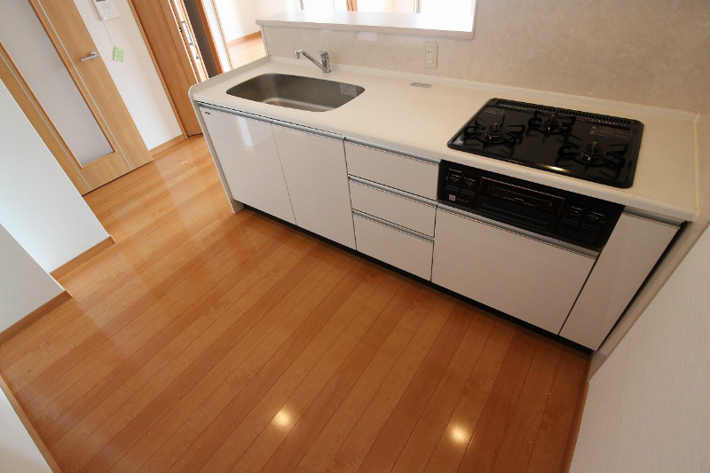 キッチン　3口コンロ＋グリル付きのシステムキッチン。