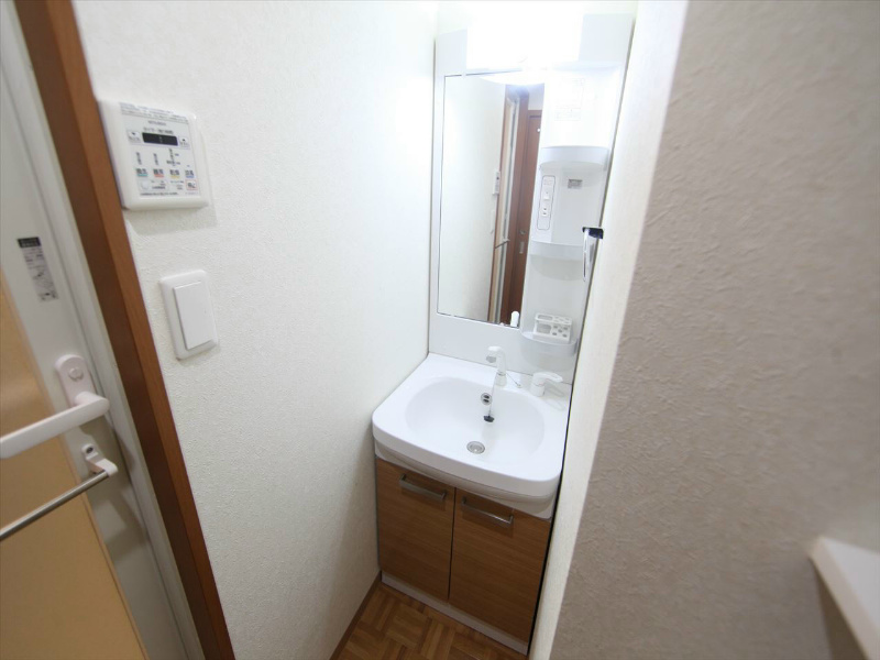 洗面設備　脱衣所　独立洗面台（シャンプードレッサー付）収納スペース有