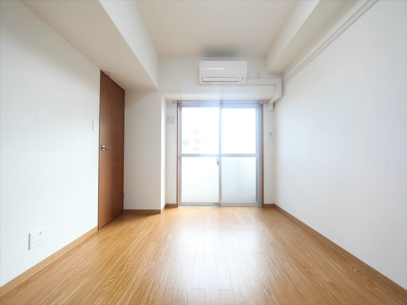 バルコニー　洋室8.3帖　エアコン完備　バルコニー