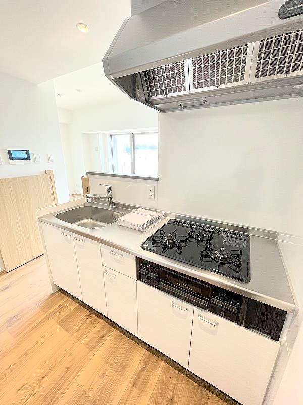 キッチン　システムキッチン・グリル付き３口ガスコンロ
