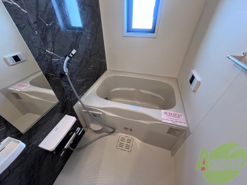 バス・シャワールーム　浴室は追い炊き機能や浴室乾燥機付きで便利ですね。