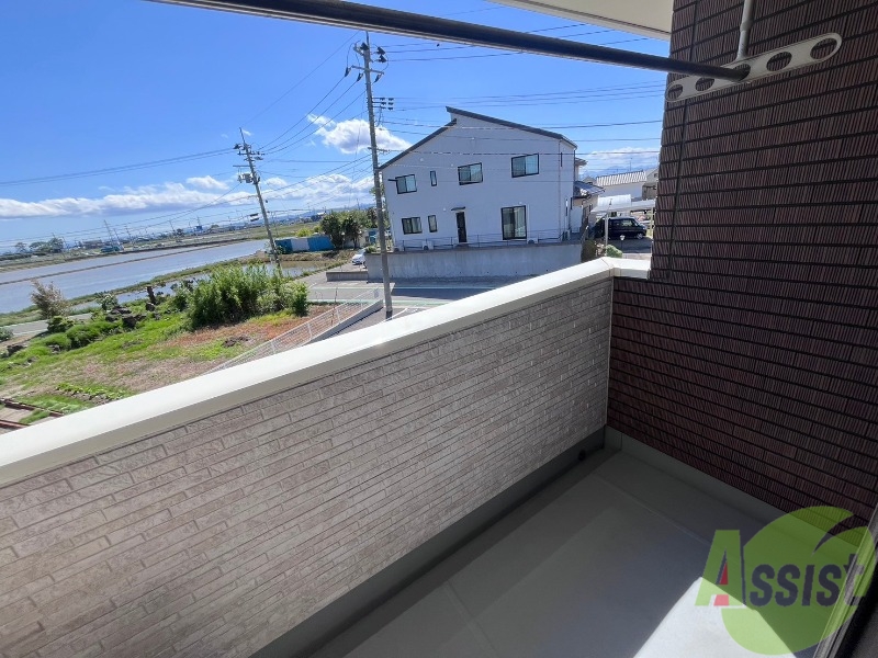 バルコニー　バルコニーはコチラです。長さも幅もちょうどいい広さですね。