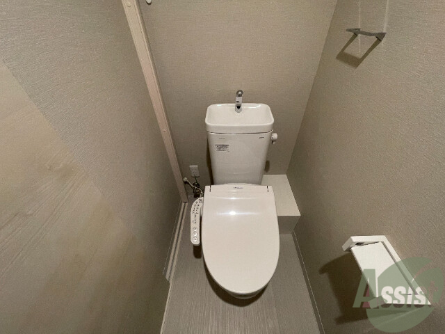 トイレ　ウォシュレット付きです。オシリに優しい設備です。